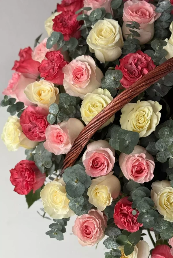 Корзина из 65 роз с эвкалиптом, изображение 2
